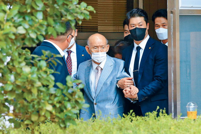 全斗焕（中）今年八月走出家门，前往首尔法院为诽谤罪受审。