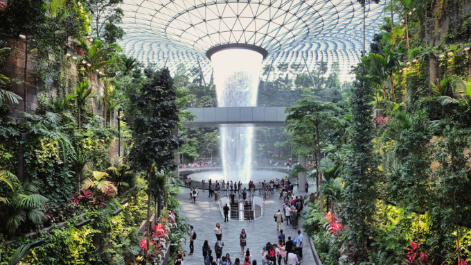新加坡樟宜机场自明年起将启用自动化验证出入境检查，部分旅客无需出示护照。网上图片