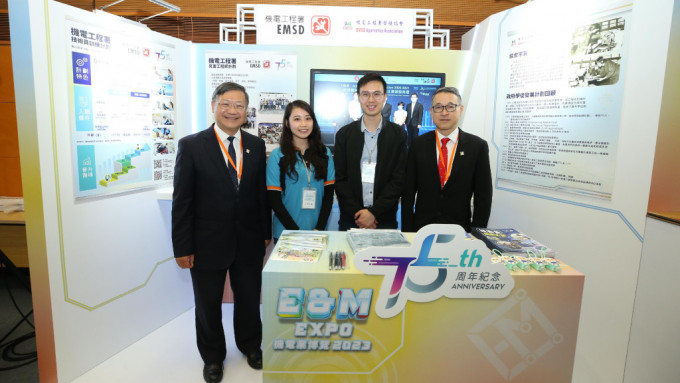 机电工程署署长彭耀雄（左一）参观「机电业博览2023」展览摊位。