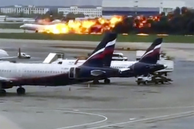 俄羅斯航空一架客機著火焚燒。AP