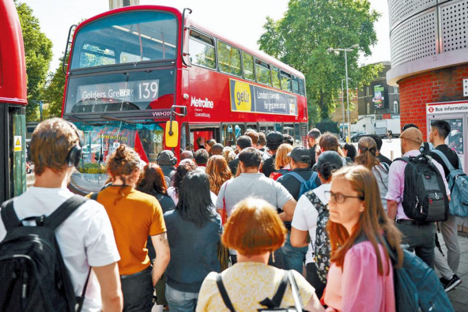 英國鐵路大罷工首日，倫敦滑鐵盧站外出現排隊等候巴士的人潮。 