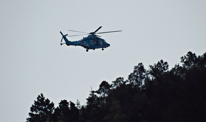 ■直升机在将军澳钓鱼翁山上空盘旋搜索。