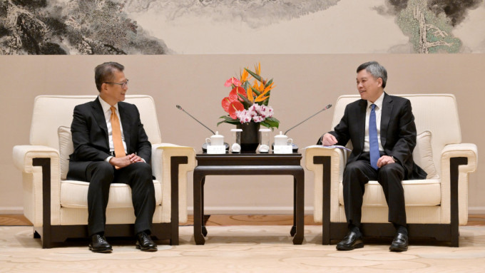 陈茂波（左）与浙江省委副书记、杭州市委书记刘捷（右）会面。政府新闻处