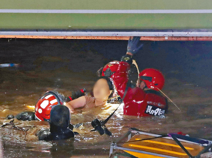 一名女子從淹水的浦項市地下停車場獲救。