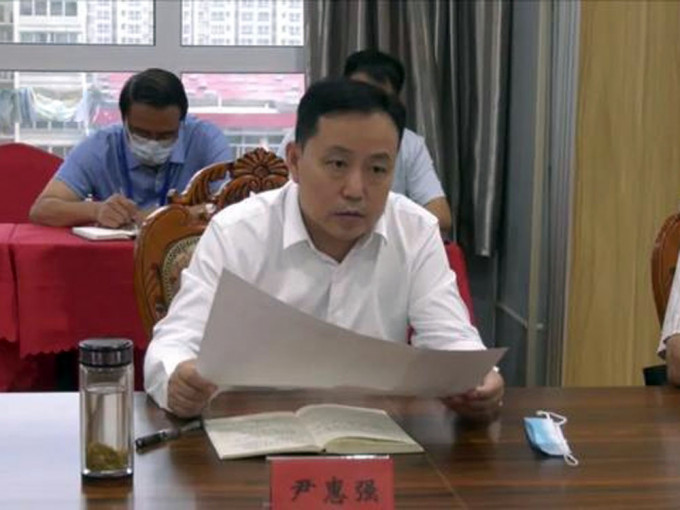 用「滚」字回覆群众 ，政法委书记尹惠强被免职。