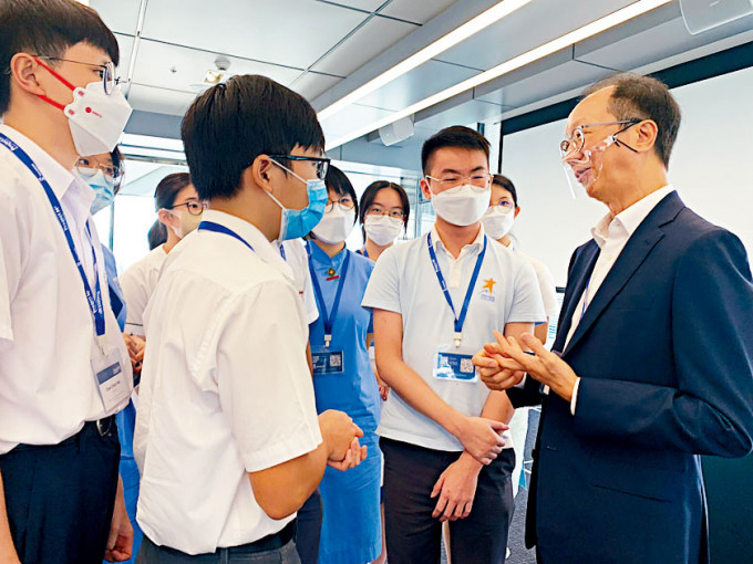 領袖訓練計畫昨起一連三天舉行，邀請商界領袖與學生對話，包括前財政司司長梁錦松（右）。