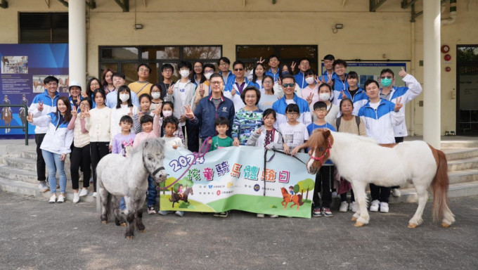 公務員義工隊今年首次出動，帶同20名基層家庭小朋友訪騎術學校。楊何蓓茵FB