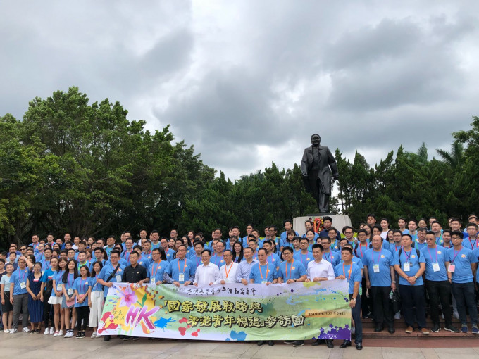 香港青年代表團瞻仰鄧小平塑像。本報記者攝