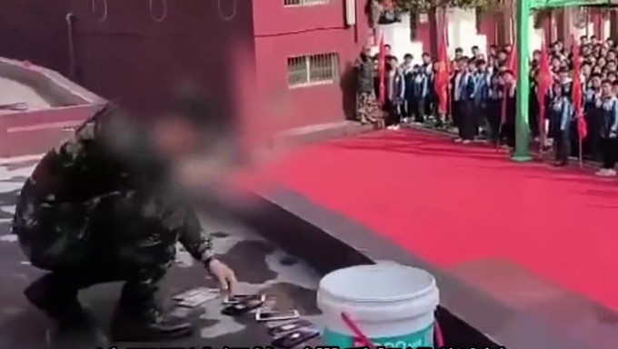 锤仔打烂投水桶，湖南一中学销毁学生手机引争议。