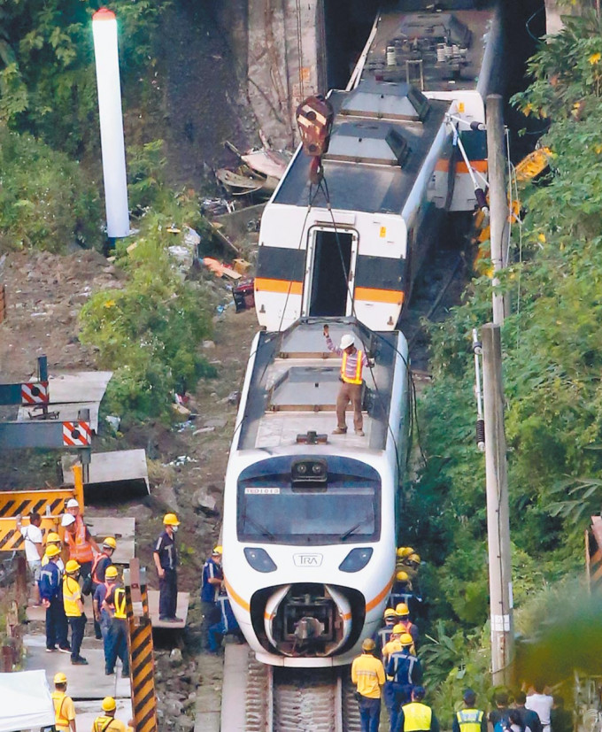 台铁出轨事故导致49人罹难。网上图片