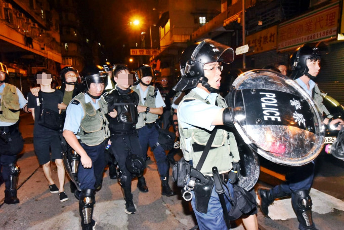 警方深夜在深水埗拘捕多名示威者。