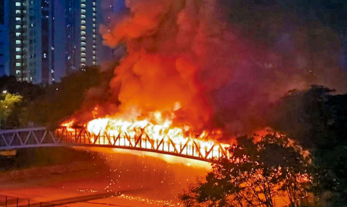 朗屏站外中電電纜橋爆炸起火，導致逾十萬戶停電。