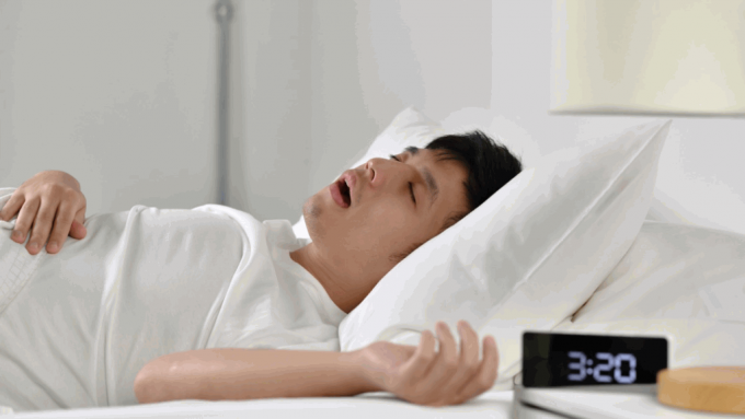 睡觉打鼻鼾恐中风，医生教5招解决睡眠窒息
