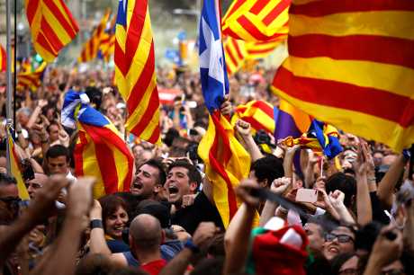 加泰隆尼亚议会宣布脱离西班牙独立。AP