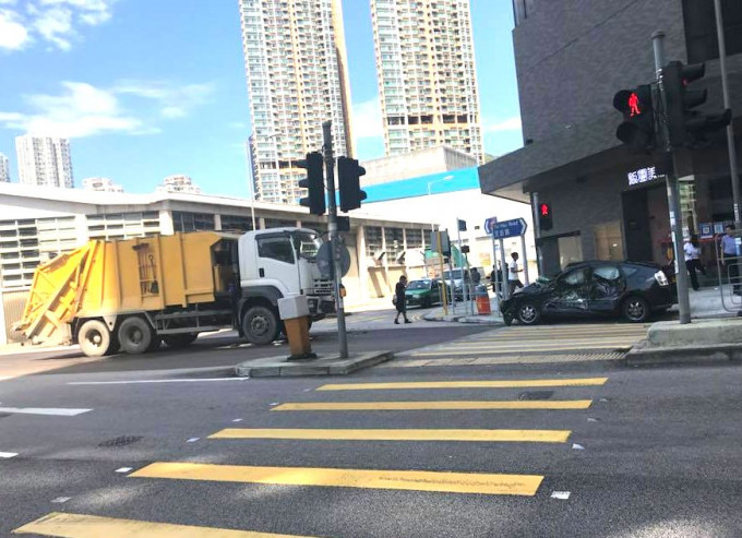 黑色私家車車身及車頭嚴重損毀。圖網民；Tsz Hei Ng‎香港突發事故報料區