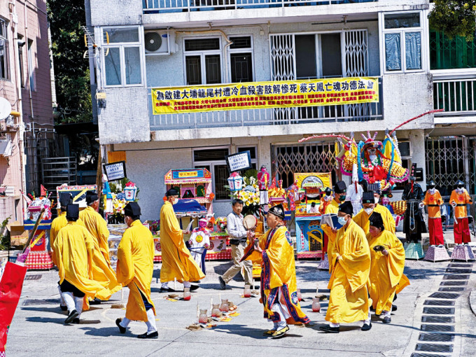 穿起黃色道袍的道士在祭壇前進行超度法事。