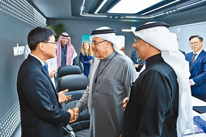 李家超（左一）在沙特阿拉伯利雅得LEAP 2023科技展与沙特阿美主席及行政总裁Amin H Nasser（右二）会面。