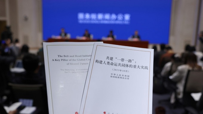 发改委指，中国在「一带一路」倡议下，对外直接投资已逾2,400亿美元。新华社