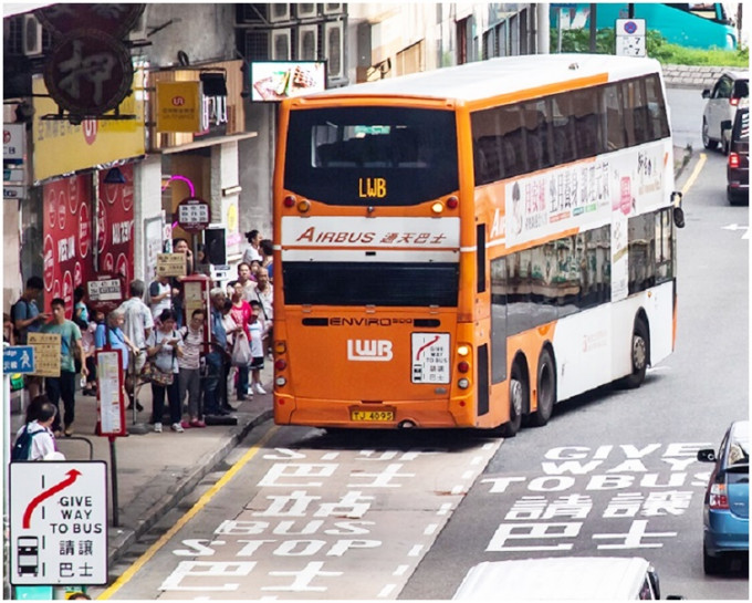 巴士右邊車尾貼上特大貼紙「GIVE WAY TO BUS請讓巴士」。