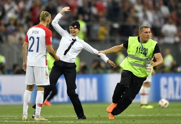 世界杯决赛进行期间，3女1男冲入球场，干扰比赛。AP