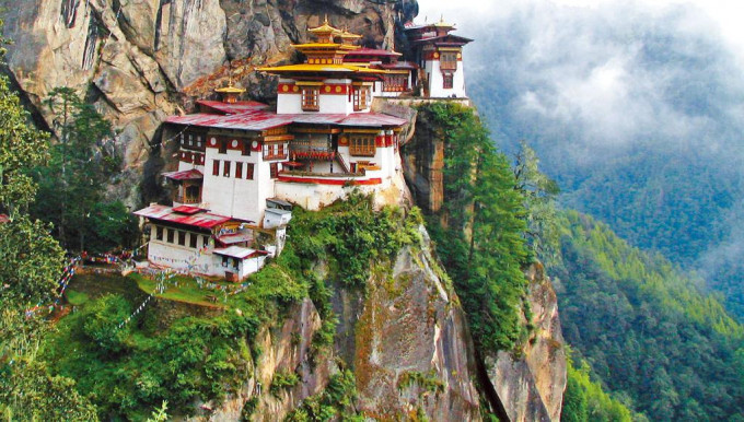 建筑在海拔三千多米绝壁上的虎穴寺，是不丹著名景点。