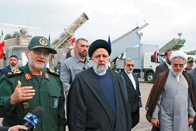 伊朗总统莱希昨日视察阿巴斯港的革命衞队海军设施。