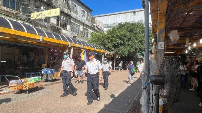 警方食环连续第二日巡视牛池湾街市 打击店铺阻街。警方图片