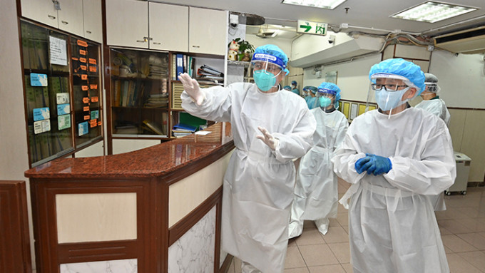 中央派遣的内地疫情防控专家今日到葵涌区内两间安老院和一间残疾人士院舍视察。
