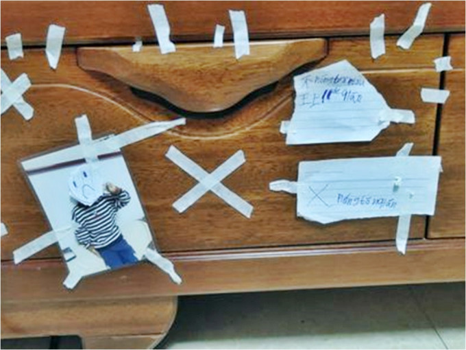 山东6岁男童为怕利是钱被偷，便于柜面贴满胶纸及警告字条。网图