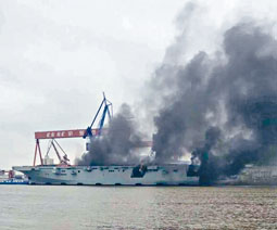 ■網傳發生火災的075型兩棲攻擊艦。