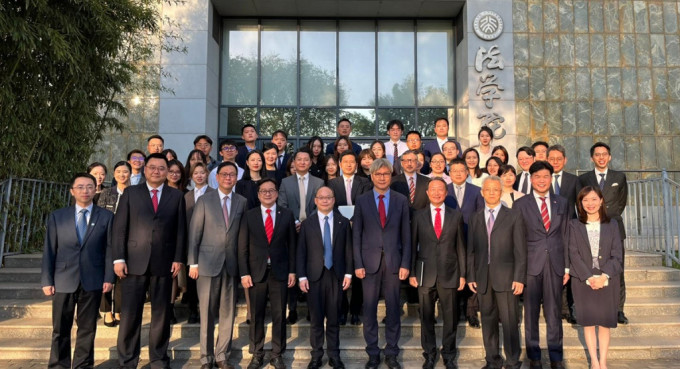 律师会会长陈泽铭等成员上周六到北京出席北大法学院的香港普通法奖学金颁奖礼。