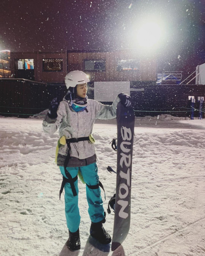 张馨月在社交网分享自己的单人滑雪装照片。