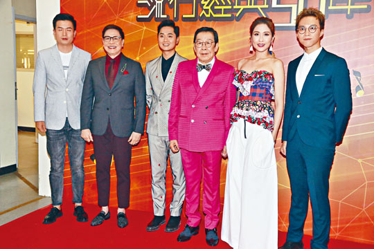 ■（右起）吳業坤、陳敏之、胡楓、鄭俊弘等前晚齊錄影《流行經典50年》。
