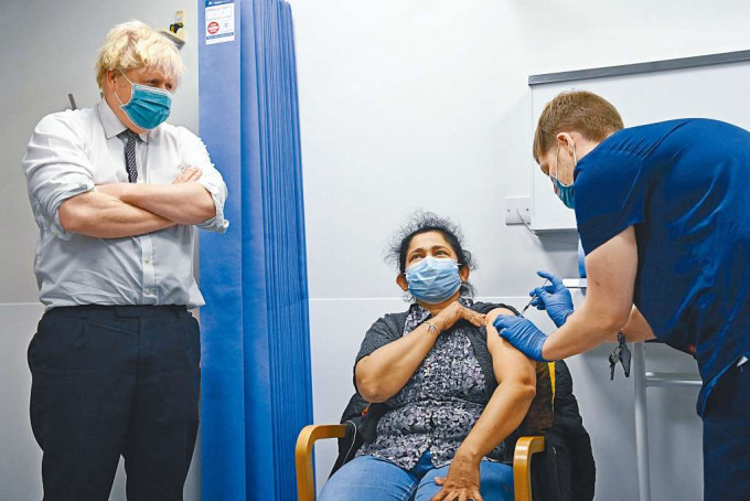 英揆约翰逊周二到访伦敦一所诊所，当时有民众接种新冠疫苗加强剂。