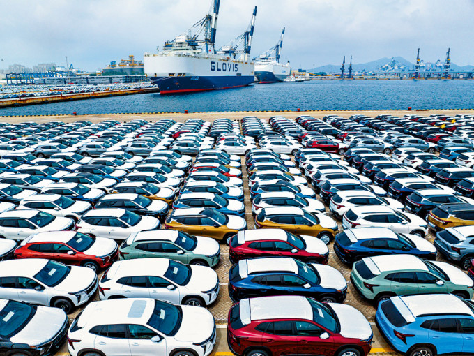 山东汽车码头上，大批国产汽车等待装船出口。