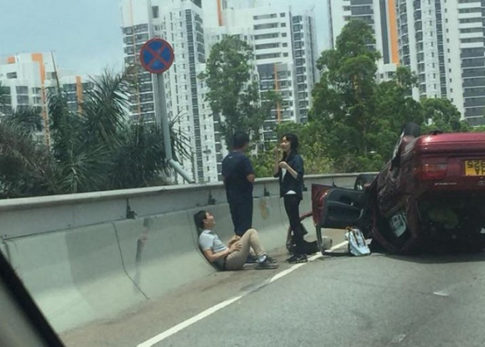 私家車司機受傷，自行爬出車外在馬路邊等待救援。 網民Ying Bi圖片