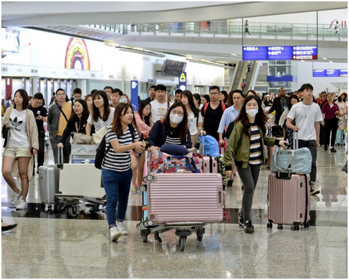 机场昨日共有14.8万人出入境。资料图片