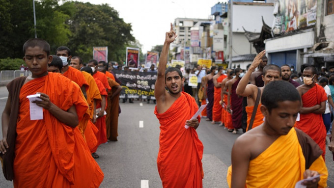 斯里蘭卡與IMF達成援助協議，日前有僧人上街抗議政府緊縮預算措施。AP資料圖片