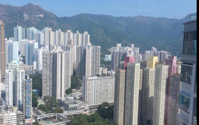 單位外望市景及山景,景致開揚。