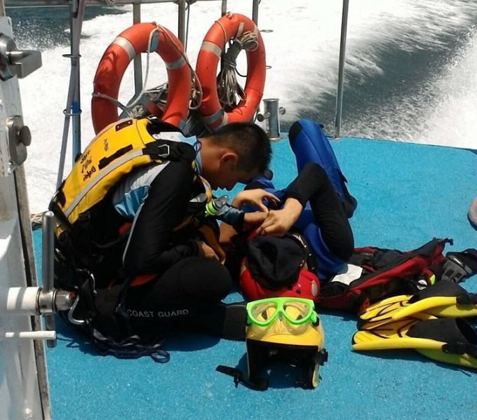 台灣空勤總隊執行吊掛訓練時2名隊員意外墮海受傷。網上圖片