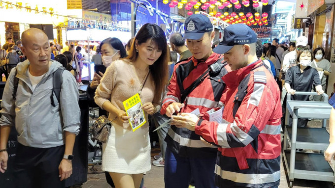 消防人員向商戶及市民派發宣傳單張和小冊子傳遞防火安全信息。消防fb