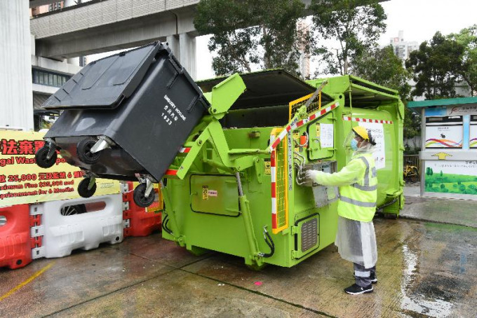 食环署指每部压缩机可处理约四吨垃圾，其密封式设计有助减轻鼠患及虫害等问题。 政府图片