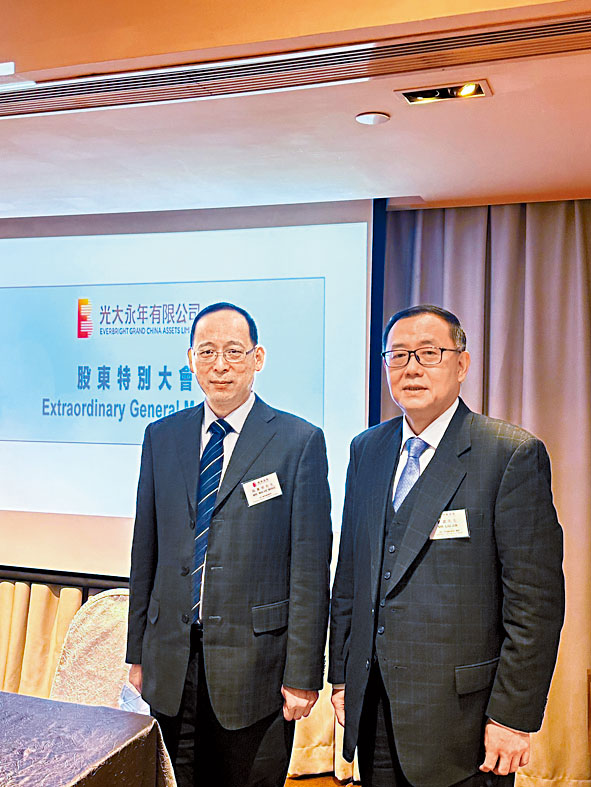 光大永年主席、行政總裁兼執行董事劉嘉（右）認為，現在亦未是做股權融資的合適時候。