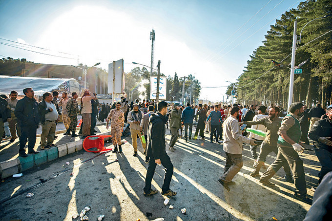 伊朗大城克爾曼周三炸彈爆炸後，人群聚集街上。