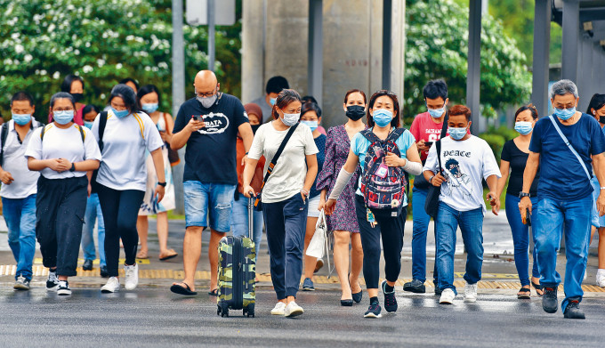 疫情下新加坡民众戴口罩外出。