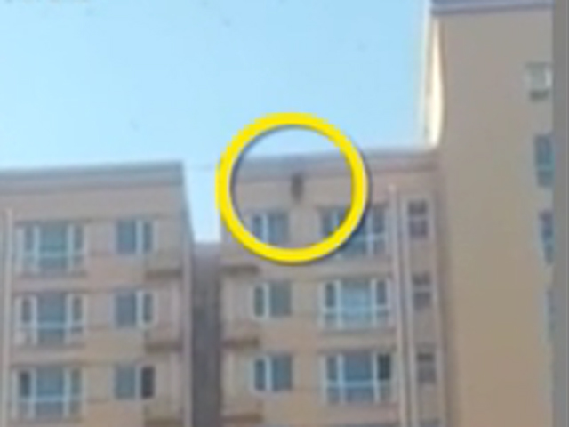 一名男子雙手抓住30樓層高的樓頂邊緣，最終體力不支墜樓身亡。 網上圖片