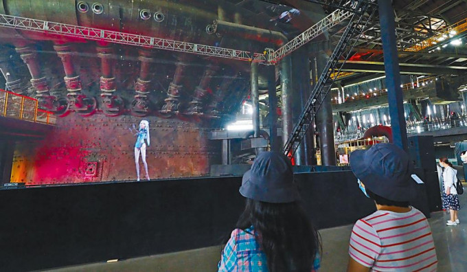 观众在首钢园二○二一北京科技周科幻分会场内观看虚拟偶像ZERO的表演。