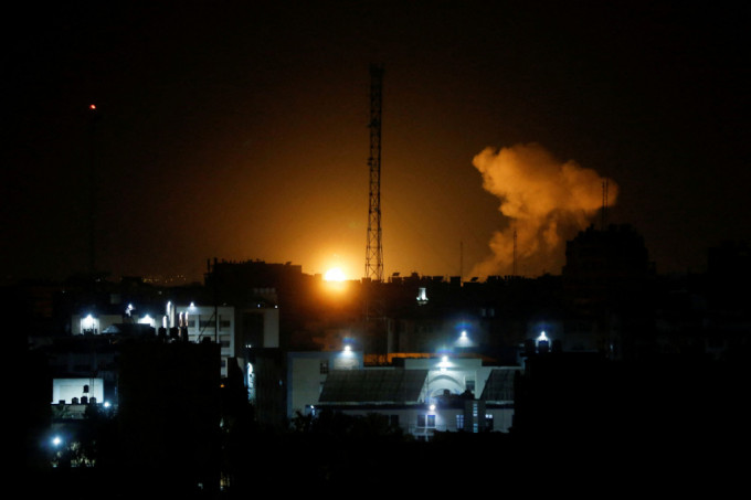 以色列空袭加沙城期间烟雾和火焰升起。路透