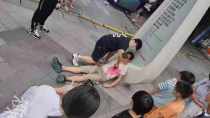 上海有人角色扮演被刀插胸，一度引起民眾恐慌。網圖