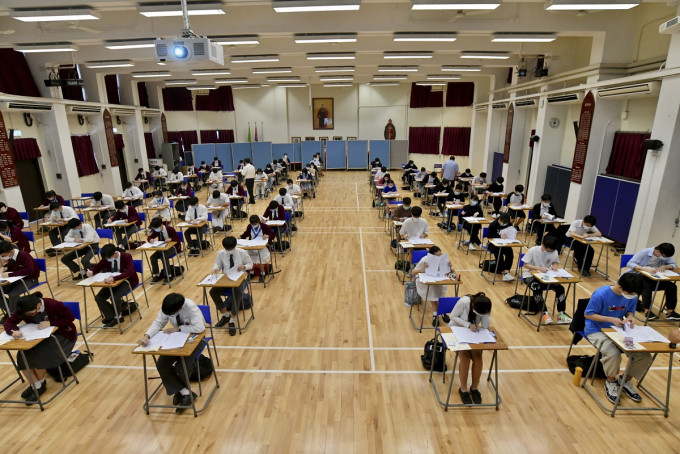 政府為 2022年文憑試的學校考生代繳考試費。資料圖片